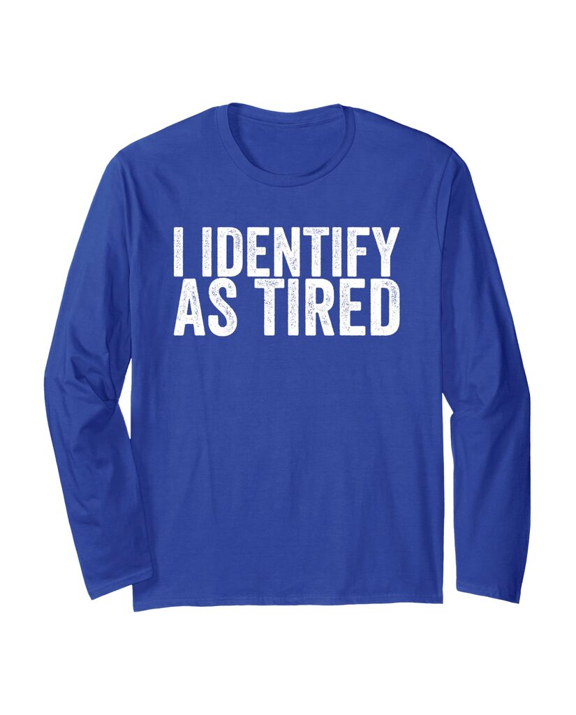 Humorvolles Kaffee Langarmshirt „I Identify As Tired“ – Ansicht 4
