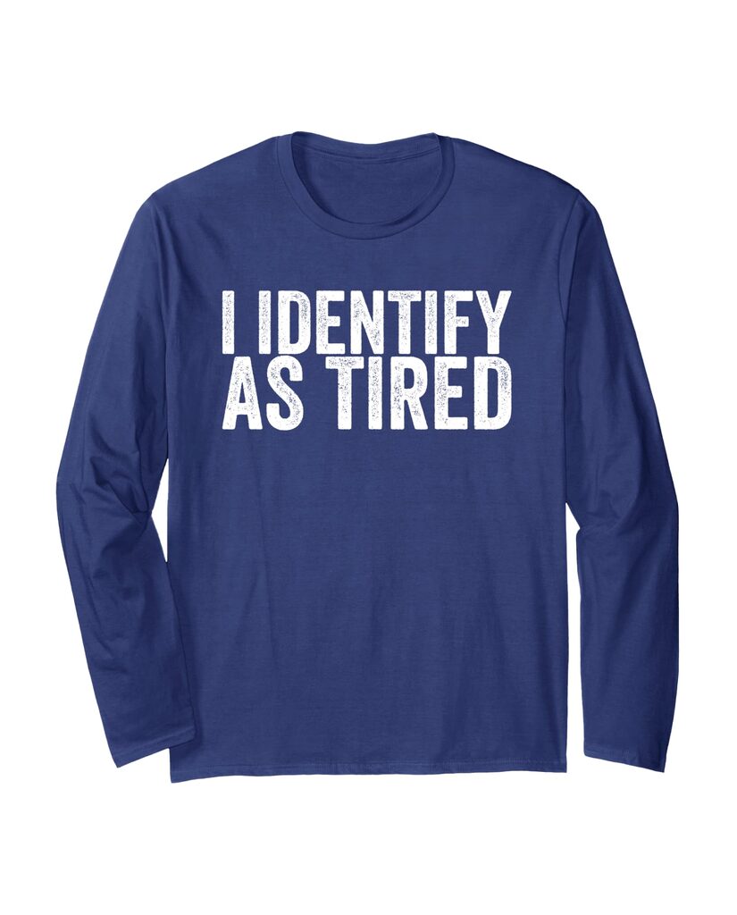 Humorvolles Kaffee Langarmshirt „I Identify As Tired“ – Ansicht 5